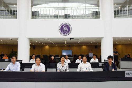 1526894427959035369.jpg 听取汇报.jpg