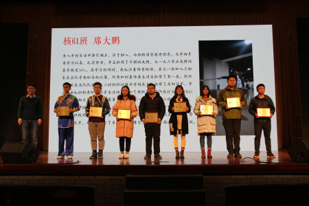 我系党委副书记李亮老师为获奖学生颁发证书并合影留念.jpg
