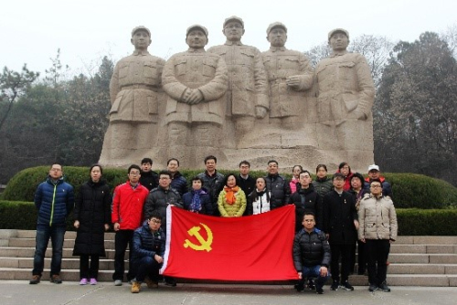 1515025492061098874.jpg 在淮海战役总前委雕塑前合影.jpg