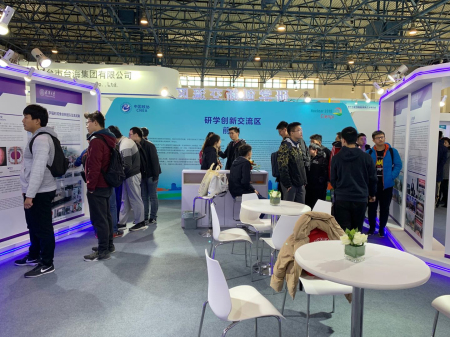 1554362879267087345.jpg 3-3同学们阅读展区资料3.jpg
