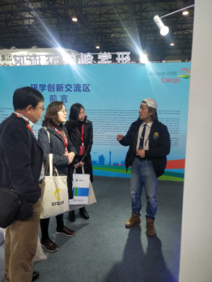 1554363051928051802.jpg 5-2朱立老师在研学创新交流区为观众讲解.jpg.jpg