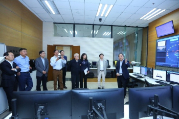 专家考察教学科研实验室-1.jpg