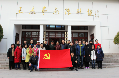 1515025921722038069.png 王杰事迹陈列馆前合影.png
