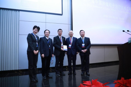 1575449250142016358.jpg 15.辻井博彦教授向清华大学我系主任王学武赠书.jpg