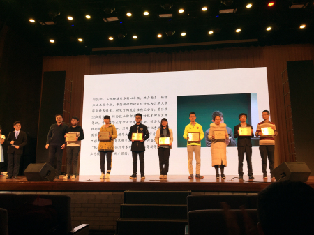 我系党委书记周明胜老师为获奖学生颁发证书并合影留念.jpg