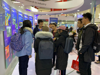 1554362824912032613.jpg 2-2同学们在国际展区与工作人员交流2.jpg