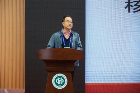 1575020729006040921.jpg 5.康克军做大会报告.jpg