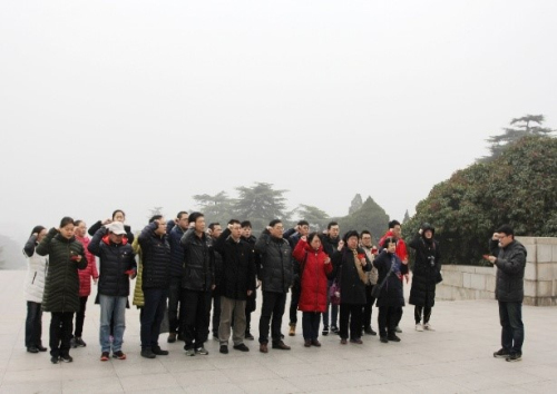 1515025350738017034.jpg 师生在纪念塔前重温入党誓词.jpg