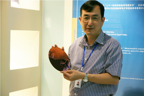 1521790791077093044.jpg 王曦手捧着8英寸硅片.jpg