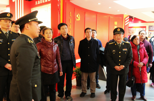 1515025700851081617.png 参观王杰所在连队先进事迹陈列展.png